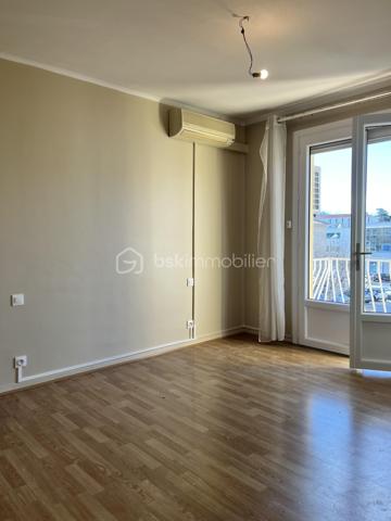 Dans une petite résidence de 3 appartements, situé au 2ème étage double exposition , appartement comprenant : Un double salon et salle à vivre avec sortie vers balcon et terrasse, cuisine fermée équipée, 2 belles chambres avec placard sortie vers balcon, salle d 'eau , WC indépendant. A l'étage des combles semi aménagé pouvant offrir une chambre complémentaire avec une indépendance pouvant recevoir salle d'eau.
 Cet appartement offre en plus un grand garage privatif et possibilité de garer un véhicule devant celui-ci. Petit travaux de rafraichissement à prévoir. A VOIR RAPIDEMENT !!!