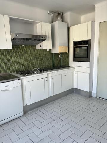 Dans une petite résidence de 3 appartements, situé au 2ème étage double exposition , appartement comprenant : Un double salon et salle à vivre avec sortie vers balcon et terrasse, cuisine fermée équipée, 2 belles chambres avec placard sortie vers balcon, salle d 'eau , WC indépendant. A l'étage des combles semi aménagé pouvant offrir une chambre complémentaire avec une indépendance pouvant recevoir salle d'eau.
 Cet appartement offre en plus un grand garage privatif et possibilité de garer un véhicule devant celui-ci. Petit travaux de rafraichissement à prévoir. A VOIR RAPIDEMENT !!!