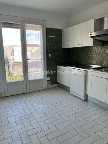 Dans une petite résidence de 3 appartements, situé au 2ème étage double exposition , appartement comprenant : Un double salon et salle à vivre avec sortie vers balcon et terrasse, cuisine fermée équipée, 2 belles chambres avec placard sortie vers balcon, salle d 'eau , WC indépendant. A l'étage des combles semi aménagé pouvant offrir une chambre complémentaire avec une indépendance pouvant recevoir salle d'eau.
 Cet appartement offre en plus un grand garage privatif et possibilité de garer un véhicule devant celui-ci. Petit travaux de rafraichissement à prévoir. A VOIR RAPIDEMENT !!!