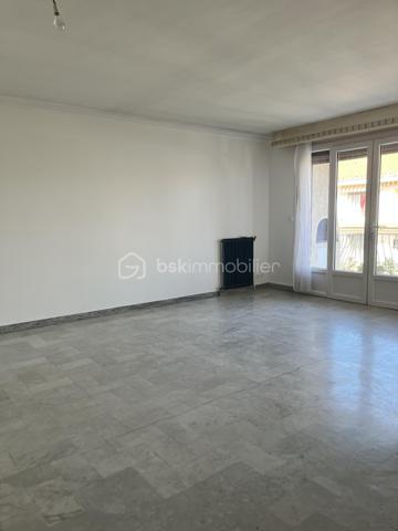 Dans une petite résidence de 3 appartements, situé au 2ème étage double exposition , appartement comprenant : Un double salon et salle à vivre avec sortie vers balcon et terrasse, cuisine fermée équipée, 2 belles chambres avec placard sortie vers balcon, salle d 'eau , WC indépendant. A l'étage des combles semi aménagé pouvant offrir une chambre complémentaire avec une indépendance pouvant recevoir salle d'eau.
 Cet appartement offre en plus un grand garage privatif et possibilité de garer un véhicule devant celui-ci. Petit travaux de rafraichissement à prévoir. A VOIR RAPIDEMENT !!!