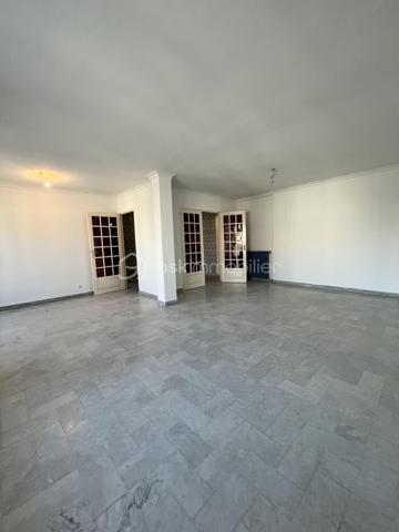 Dans une petite résidence de 3 appartements, situé au 2ème étage double exposition , appartement comprenant : Un double salon et salle à vivre avec sortie vers balcon et terrasse, cuisine fermée équipée, 2 belles chambres avec placard sortie vers balcon, salle d 'eau , WC indépendant. A l'étage des combles semi aménagé pouvant offrir une chambre complémentaire avec une indépendance pouvant recevoir salle d'eau.
 Cet appartement offre en plus un grand garage privatif et possibilité de garer un véhicule devant celui-ci. Petit travaux de rafraichissement à prévoir. A VOIR RAPIDEMENT !!!