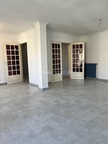 Dans une petite résidence de 3 appartements, situé au 2ème étage double exposition , appartement comprenant : Un double salon et salle à vivre avec sortie vers balcon et terrasse, cuisine fermée équipée, 2 belles chambres avec placard sortie vers balcon, salle d 'eau , WC indépendant. A l'étage des combles semi aménagé pouvant offrir une chambre complémentaire avec une indépendance pouvant recevoir salle d'eau.
 Cet appartement offre en plus un grand garage privatif et possibilité de garer un véhicule devant celui-ci. Petit travaux de rafraichissement à prévoir. A VOIR RAPIDEMENT !!!