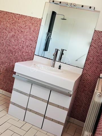 Dans une petite résidence de 3 appartements, situé au 2ème étage double exposition , appartement comprenant : Un double salon et salle à vivre avec sortie vers balcon et terrasse, cuisine fermée équipée, 2 belles chambres avec placard sortie vers balcon, salle d 'eau , WC indépendant. A l'étage des combles semi aménagé pouvant offrir une chambre complémentaire avec une indépendance pouvant recevoir salle d'eau.
 Cet appartement offre en plus un grand garage privatif et possibilité de garer un véhicule devant celui-ci. Petit travaux de rafraichissement à prévoir. A VOIR RAPIDEMENT !!!