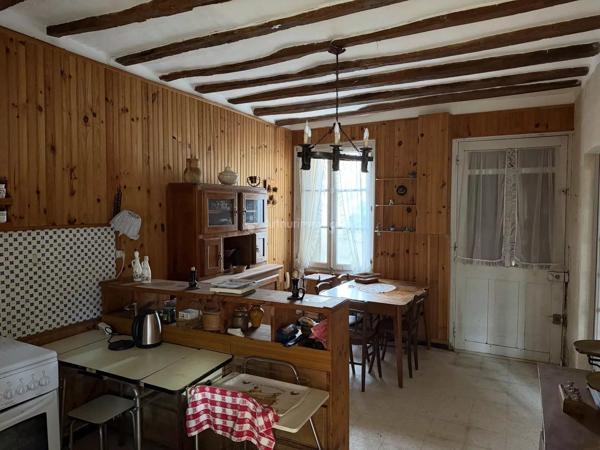 Vente                                                      Maison de village
                        
                     6 pièces                      108 m2                     à Villedieu-le-Château