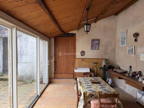 Vente                                                      Maison de village
                        
                     6 pièces                      108 m2                     à Villedieu-le-Château