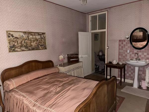 Vente                                                      Maison de village
                        
                     6 pièces                      108 m2                     à Villedieu-le-Château