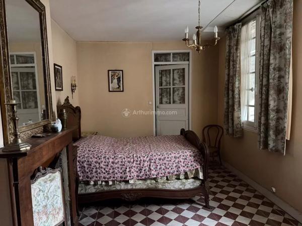Vente                                                      Maison de village
                        
                     6 pièces                      108 m2                     à Villedieu-le-Château