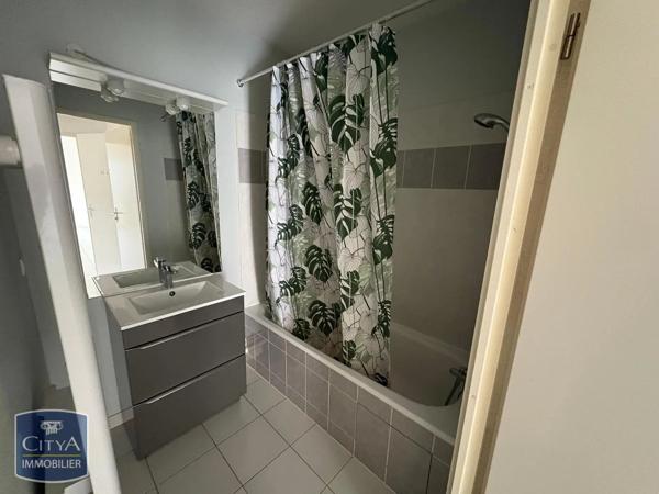 Appartement à louer 2 pièces 49.15m² Gond-Pontouvre (16160)