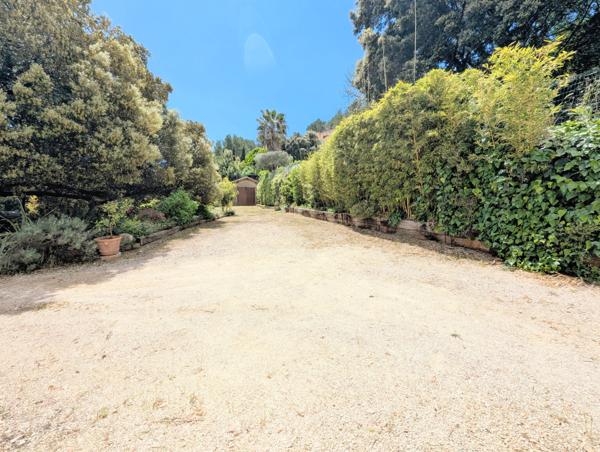 Cuges-les-Pins (13780) Maison plain pied, 4 pièces avec un grand jardin et un garage