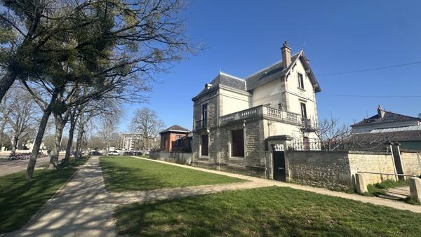 Propriete
                                                                                                                                                                                                                                                                                                                        7 pièce(s)                                                                                                                                                                                                          5 chambre(s)                                                                                                                                                                                                          217  m²