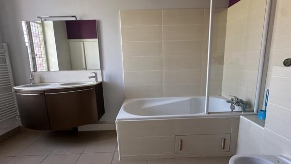 Propriete
                                                                                                                                                                                                                                                                                                                        7 pièce(s)                                                                                                                                                                                                          5 chambre(s)                                                                                                                                                                                                          217  m²
