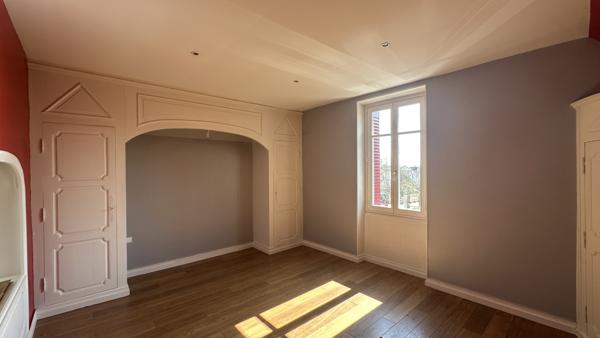 Propriete
                                                                                                                                                                                                                                                                                                                        7 pièce(s)                                                                                                                                                                                                          5 chambre(s)                                                                                                                                                                                                          217  m²