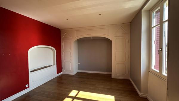 Propriete
                                                                                                                                                                                                                                                                                                                        7 pièce(s)                                                                                                                                                                                                          5 chambre(s)                                                                                                                                                                                                          217  m²