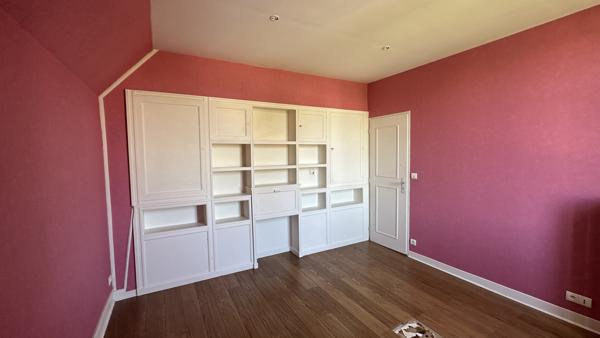 Propriete
                                                                                                                                                                                                                                                                                                                        7 pièce(s)                                                                                                                                                                                                          5 chambre(s)                                                                                                                                                                                                          217  m²