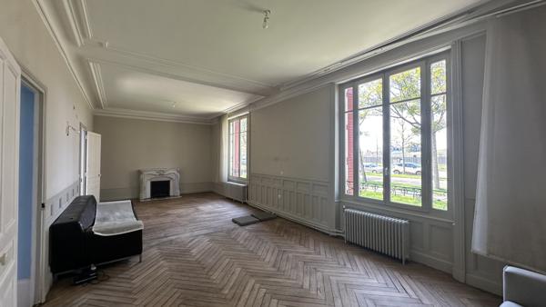 Propriete
                                                                                                                                                                                                                                                                                                                        7 pièce(s)                                                                                                                                                                                                          5 chambre(s)                                                                                                                                                                                                          217  m²