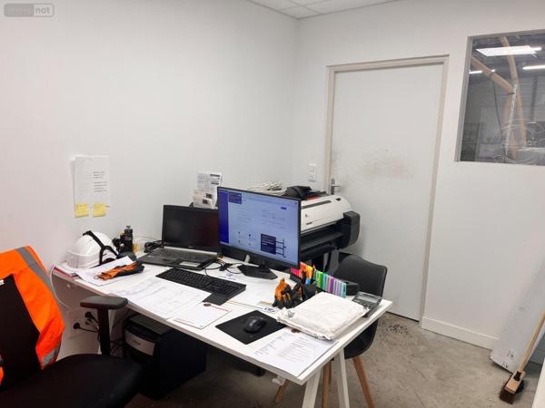 Entrepôt et bureaux à louer à Cormontreuil dans la Marne (51350), ref : 51083/LOCA/971