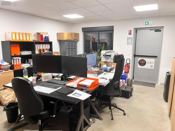 Entrepôt et bureaux à louer à Cormontreuil dans la Marne (51350), ref : 51083/LOCA/971