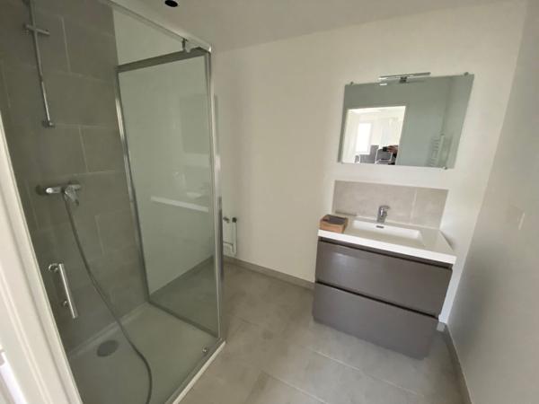 Exclusivité GUY HOQUET DE MORET : Bel appartement de 58 m2 au 1er Etage d'un immeuble construit en 2021