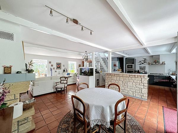 À VENDRE Saint Germain Les Arpajon Belle Maison familiale 176 m², vie de plain-pied, combles aménagés et dépendances aménagées sur terrain de 2142 m² à Saint Germain Les Arpajon