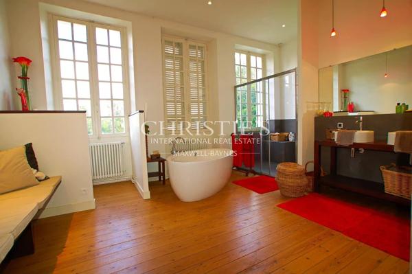 Magnifique château avec vignoble proche de Bordeaux.