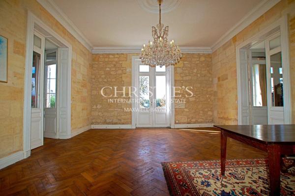 Magnifique château avec vignoble proche de Bordeaux.