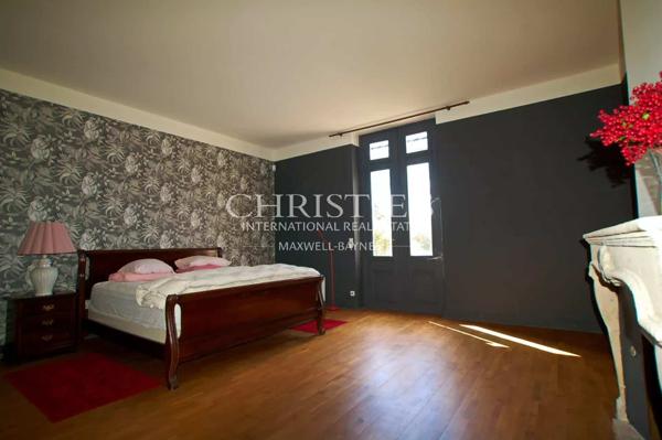 Magnifique château avec vignoble proche de Bordeaux.