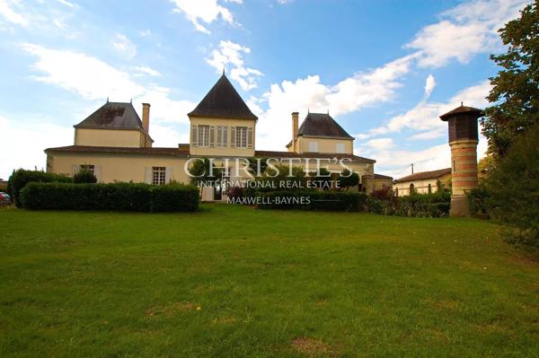 Magnifique château avec vignoble proche de Bordeaux.