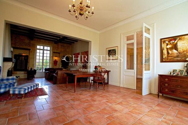 Magnifique château avec vignoble proche de Bordeaux.