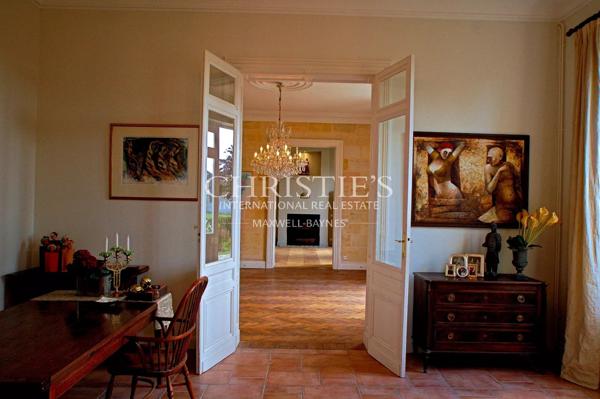 Magnifique château avec vignoble proche de Bordeaux.