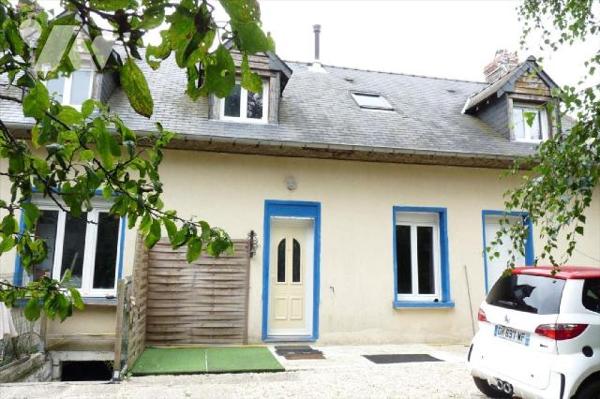 A vendre à Champgenéteux(53), une maison en pierres comprenant une entrée-couloir, cuisine-sall...