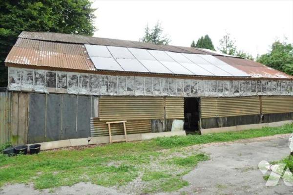 A vendre à Champgenéteux(53), une maison en pierres comprenant une entrée-couloir, cuisine-sall...