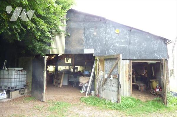 A vendre à Champgenéteux(53), une maison en pierres comprenant une entrée-couloir, cuisine-sall...