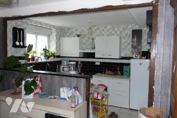A vendre à Champgenéteux(53), une maison en pierres comprenant une entrée-couloir, cuisine-sall...