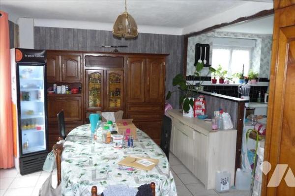 A vendre à Champgenéteux(53), une maison en pierres comprenant une entrée-couloir, cuisine-sall...
