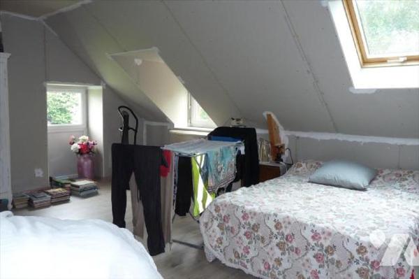 A vendre à Champgenéteux(53), une maison en pierres comprenant une entrée-couloir, cuisine-sall...