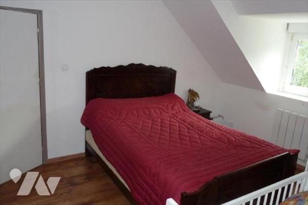 A vendre à Champgenéteux(53), une maison en pierres comprenant une entrée-couloir, cuisine-sall...