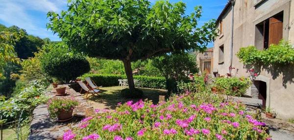 Maison de village en pierre – Serviès (commune d’Avène) – 100 m² – Terrasses et jardin.