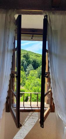 Maison de village en pierre – Serviès (commune d’Avène) – 100 m² – Terrasses et jardin.