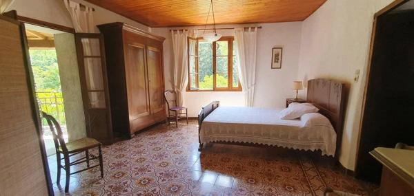 Maison de village en pierre – Serviès (commune d’Avène) – 100 m² – Terrasses et jardin.