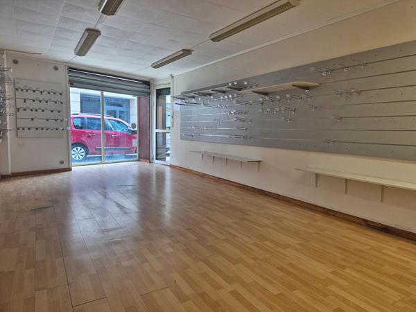 LIMOUX LOCAL DANS UNE RUE COMMERCANTE