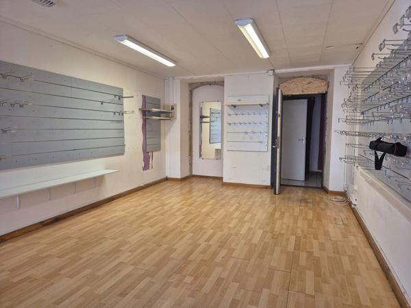 LIMOUX LOCAL DANS UNE RUE COMMERCANTE