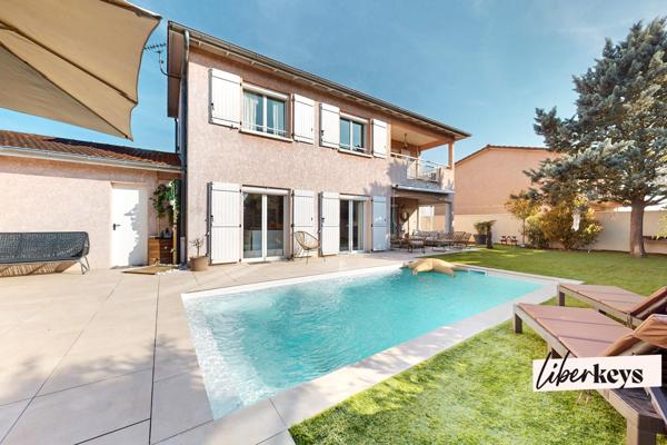 Maison individuelle familiale 6 pièces - Terrain de 500 m² avec piscine et terrain de pétanque - Genas dans le quartier d'Azieu 