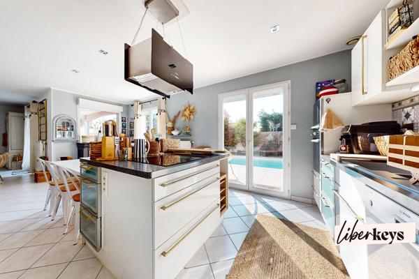 Maison individuelle familiale 6 pièces - Terrain de 500 m² avec piscine et terrain de pétanque - Genas dans le quartier d'Azieu 