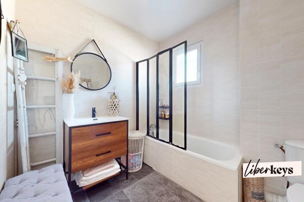 Maison individuelle familiale 6 pièces - Terrain de 500 m² avec piscine et terrain de pétanque - Genas dans le quartier d'Azieu 