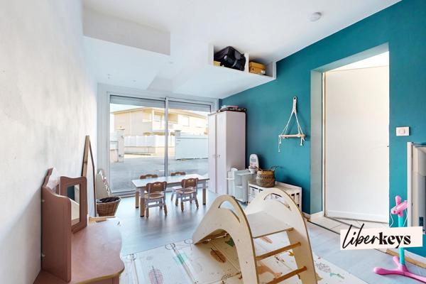 Maison individuelle familiale 6 pièces - Terrain de 500 m² avec piscine et terrain de pétanque - Genas dans le quartier d'Azieu 