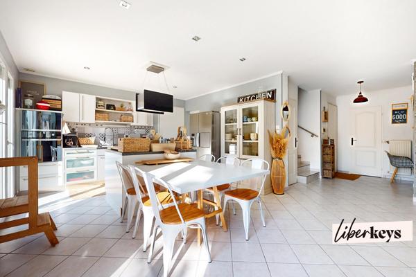 Maison individuelle familiale 6 pièces - Terrain de 500 m² avec piscine et terrain de pétanque - Genas dans le quartier d'Azieu 
