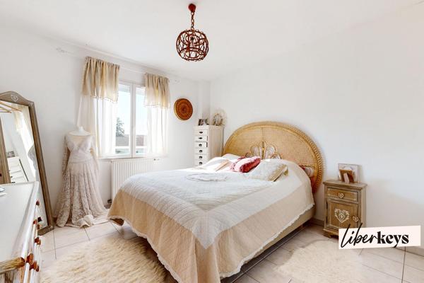 Maison individuelle familiale 6 pièces - Terrain de 500 m² avec piscine et terrain de pétanque - Genas dans le quartier d'Azieu 