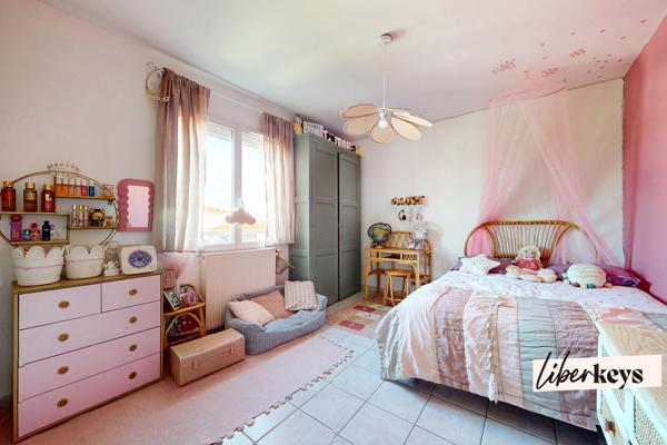 Maison individuelle familiale 6 pièces - Terrain de 500 m² avec piscine et terrain de pétanque - Genas dans le quartier d'Azieu 