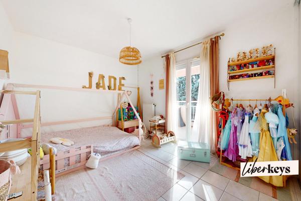Maison individuelle familiale 6 pièces - Terrain de 500 m² avec piscine et terrain de pétanque - Genas dans le quartier d'Azieu 