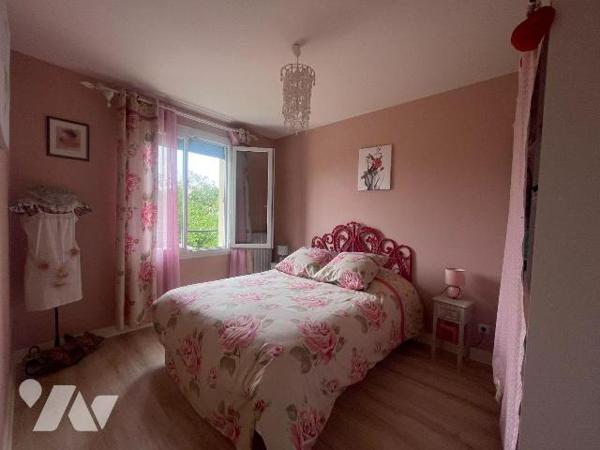 A ACHETER sur la commune d'ARCISSES (Brunelles)

Un pavillon soigneusement entretenu, compren...